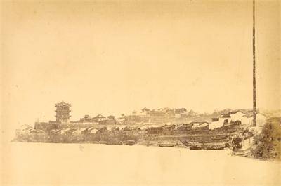 鲍耶尔斯基摄1874年武昌城及黄鹤楼远景
不过，这座于1868年落成的黄鹤楼，仅仅存在了15年，复于1884年秋天毁于火灾。作为天下名楼，黄鹤楼被毁引起了全国媒体的关注，《申报》对此次火灾进行了详细报道，《点石斋画报》也配上了栩栩如生的《古迹云亡》图，描述这次火灾的景象。其实，黄鹤楼这次被烧毁，完全是被牵连而致：原本是黄鹤楼下汉阳门外“张姓骨货作坊失火”，当天北风强劲，火星被吹到了黄鹤楼上，不到半小时，熊熊大火中的黄鹤楼便向南倾倒，化为灰烬。