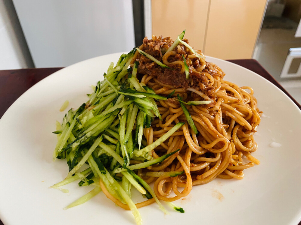 这是用味千拉面（杂酱面味）煮出来的杂酱面，刚好这天妈妈煮了红烧猪脚 ，我抠了一点肉剁成肉末，刨了一点黄瓜丝，成品就出来了 。我想每个人心中都有一个厨师，有的人会具象表达，有的人幻象享受。