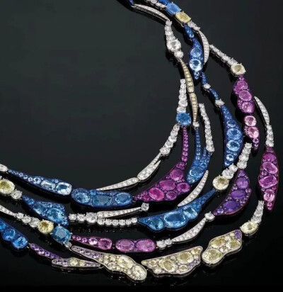 米歇尔·王设计的Carnet珠宝
出生于香港，生活在香港，同时还在加拿大生活过一段时间，她不同寻常的设计以一种创新和艺术的方式融合了传统的东西方主题。米歇尔·王和她的合作伙伴阿维·纳加尔于1985年成立了他们的珠…
