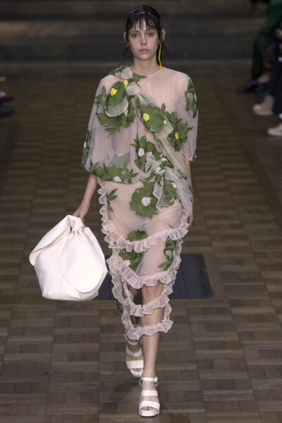 Simone Rocha SS 2017
仙气英伦礼裙
镂空‖花朵‖薄纱