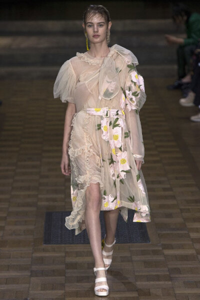 Simone Rocha SS 2017
仙气英伦礼裙
镂空‖花朵‖薄纱