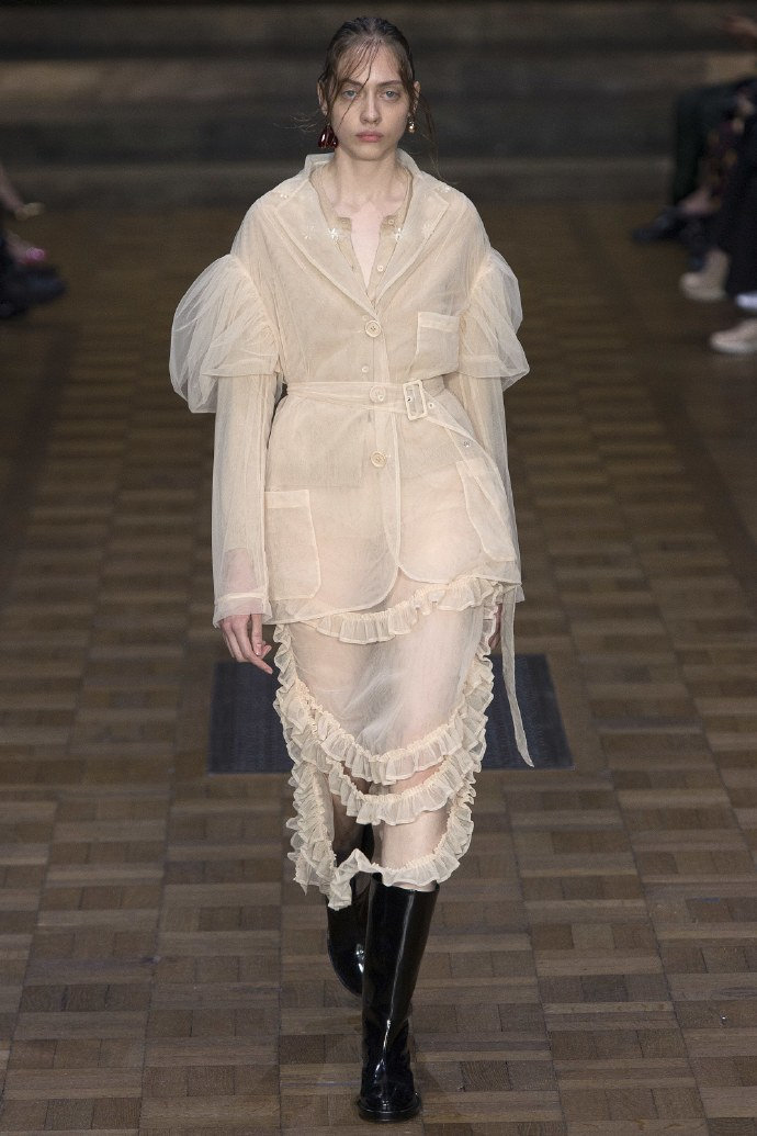 Simone Rocha SS 2017
仙气英伦礼裙
镂空‖花朵‖薄纱