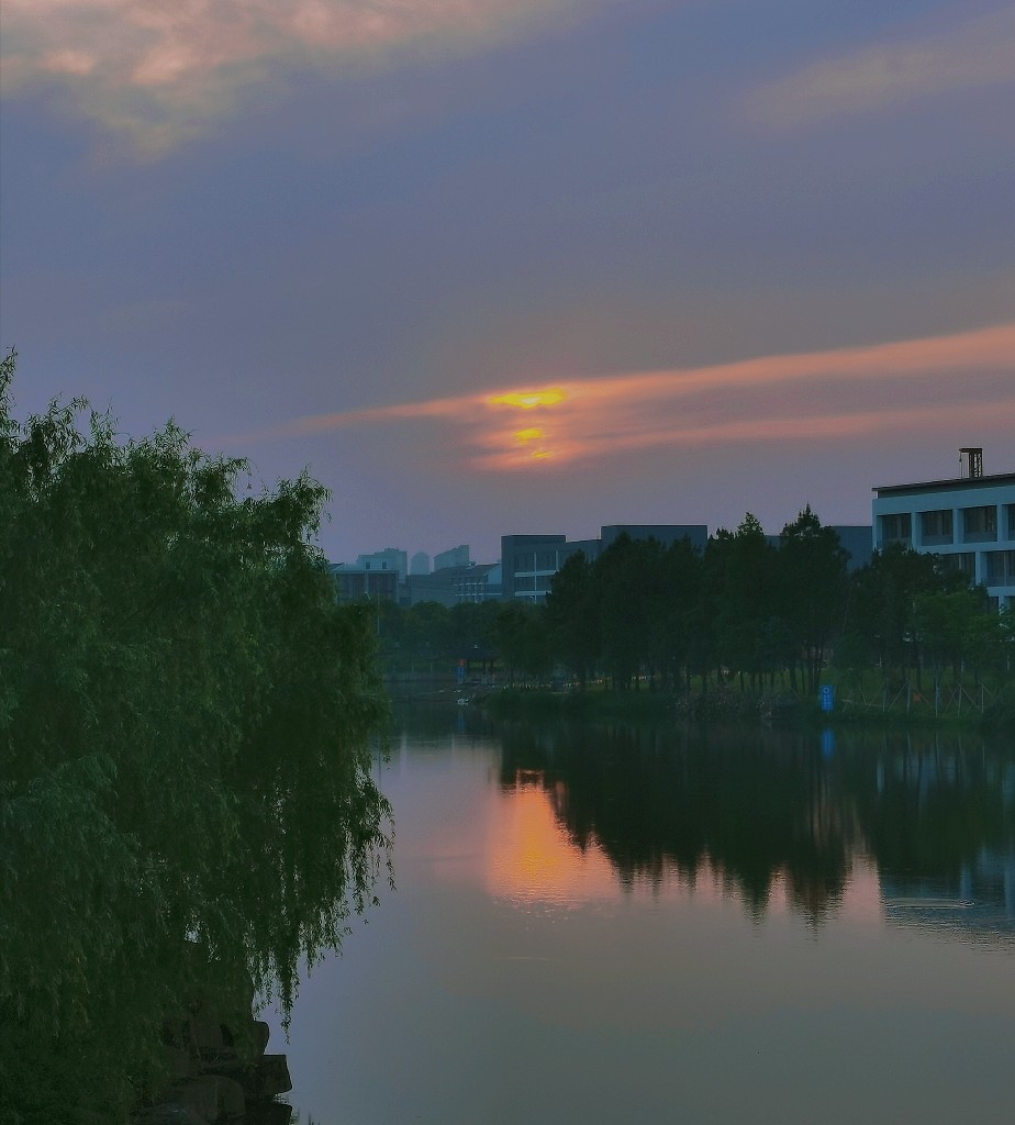 蓝蓝的天空，牢牢的学校