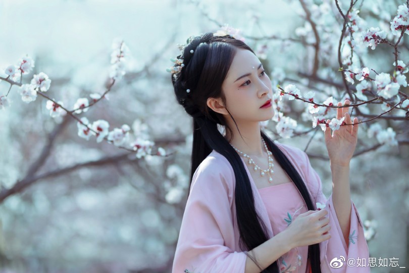 #总有初心至白首#
#天津约拍# #北京约拍#
【花事晓】
欲将心事付，花事了无痕
————————————
摄影：@如思如忘_
出境：@一只媛喵儿
妆造：@阮阮一点都不软
服装：@芥子记汉服工作室
#天津约拍# #北京约拍# #摄影# #国风美少年# #汉服写真集# #汉服约拍# #汉服# #喜欢拍照也喜欢你#