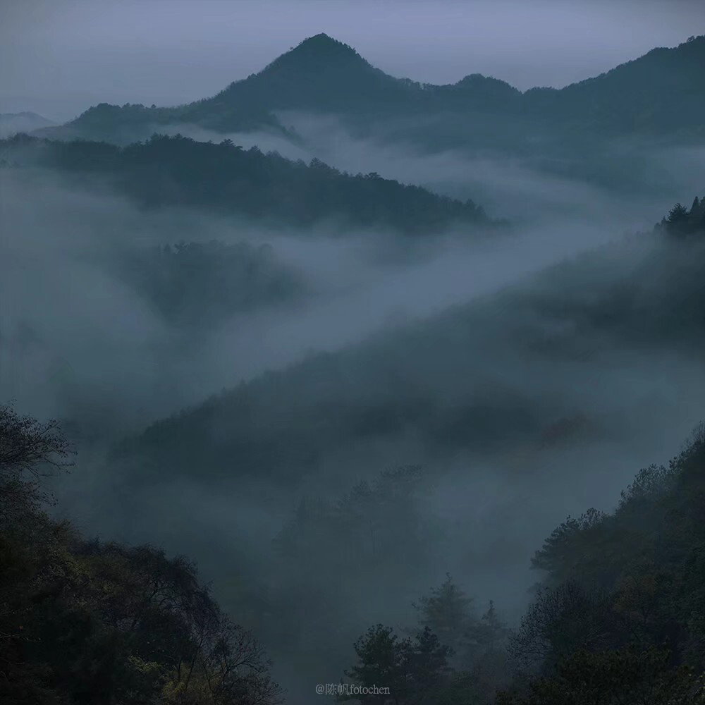 云深千古寺，雨寂暮山林。
杭州，灵隐。
摄影:陈帆fotochen
图源微博:陈帆fotochen