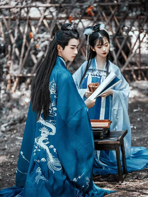 夏听蝉声眠，冬捻落雪白，闲来笔下写流年，闲闲散散过一生。