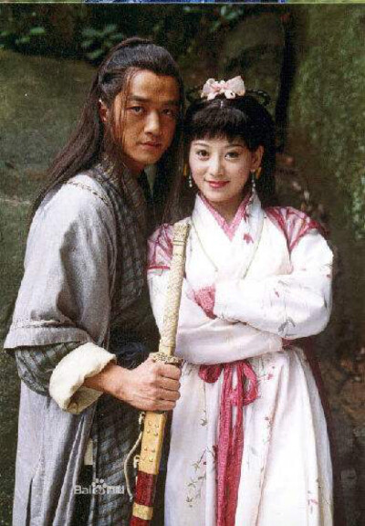 2001年央视版《笑傲江湖》令狐冲（李亚鹏）和岳灵珊（苗乙乙），金庸武侠小说角色中，唯一的两小无猜、青梅竹马的意难平。