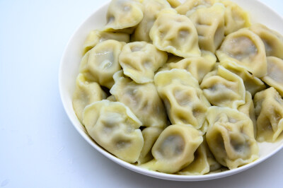 饺子 水饺 煮 熟食 煮饺子 面食 白色瓷盘 白色背景 调料 馅料 肉馅 菜馅 瓷盘 圆形 圆形瓷盘 白色 静物 概念 艺术 食品 中国 排列 特写 团圆饭 饮食 中国菜 美味 主食 春节 年夜饭 摄影 生活方式 中国文化 传统节日 …