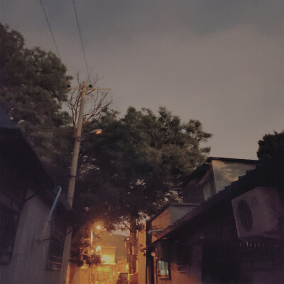 路灯“啪嗒”一下灭掉了。