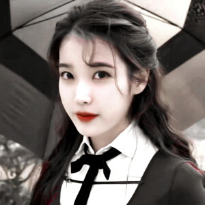 追星是一场盛大的暗恋 你在台上闪闪发光 我在台下热泪盈眶。


#  IU