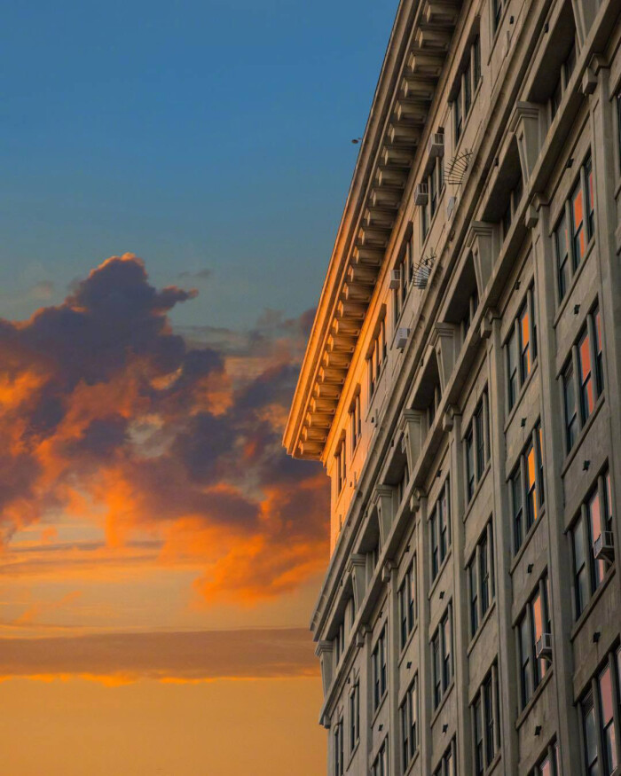 【原创小诗】《天边的霞光》
你
宛若红霞般
染红
天边
你
犹如红红的火
映红
五月的天
你
为多雨的五月
增添一抹亮色
远望
犹如一片霞光
近看
犹如一团团火焰
看到你
不由想起
那校园时光
那树荫下的呢喃
常在耳边迴响
青葱岁月
渐行渐远
凤凰花开
艳丽依然
别离的笙箫
惹人惆怅
思念
把昨天拉回眼前
文/韩星
写于二O二O年五月十六日黄昏
图/堆糖 #诗词# #情感#