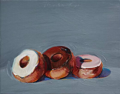 Wayne Thiebaud来自美国，成为著名的波普艺术画家前，他曾在世界上最具有童真气息的迪士尼担任画师。而后因受到抽象派和流行歌手的影响，开始专注于极具生活感事物的描绘，其中派、蛋糕、糖果、冰淇淋这些让人瞬间血…