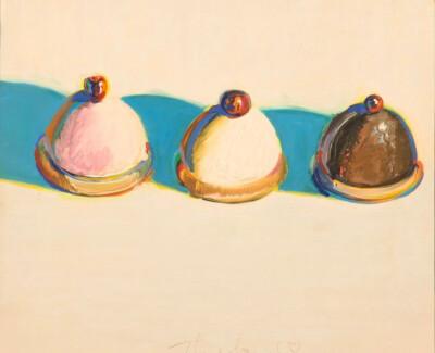 Wayne Thiebaud来自美国，成为著名的波普艺术画家前，他曾在世界上最具有童真气息的迪士尼担任画师。而后因受到抽象派和流行歌手的影响，开始专注于极具生活感事物的描绘，其中派、蛋糕、糖果、冰淇淋这些让人瞬间血…