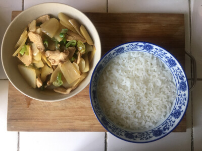 今天的午饭。用雪平锅做个醋溜土豆片。给猫咪也蒸了鸡肉吃。