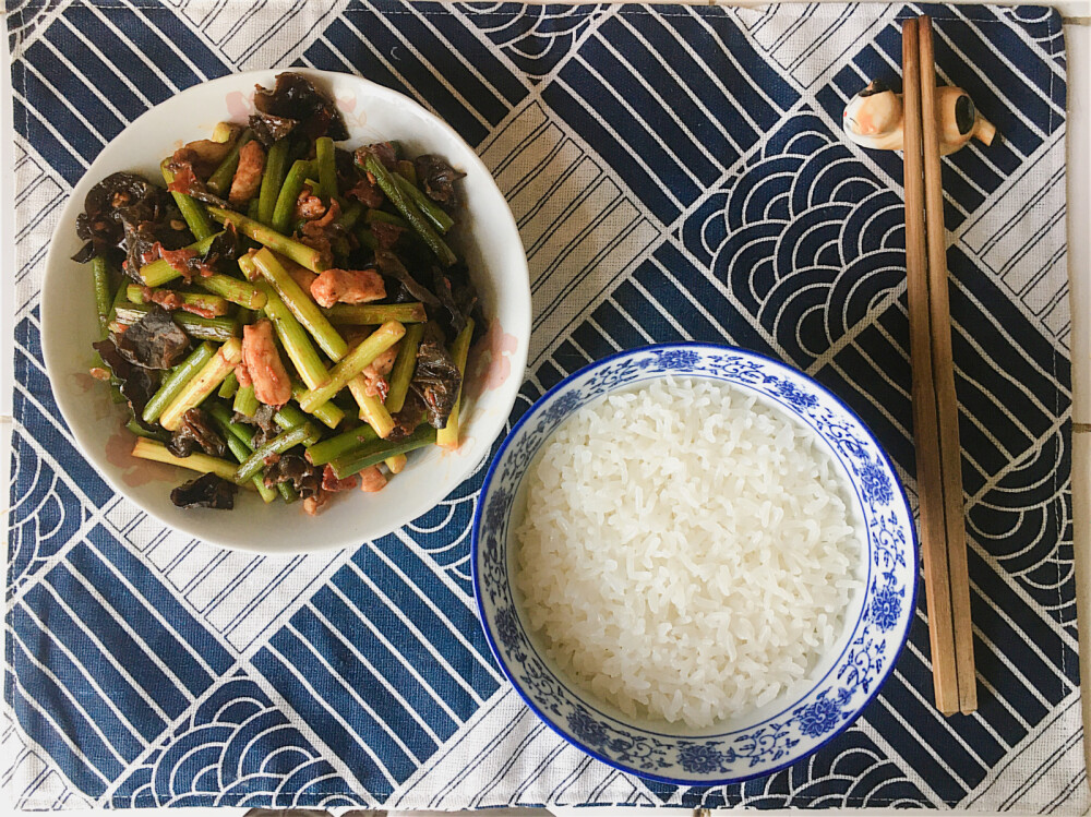 蒜薹木耳炒鸡胸肉，放了诗语送我的郫县豆瓣酱。