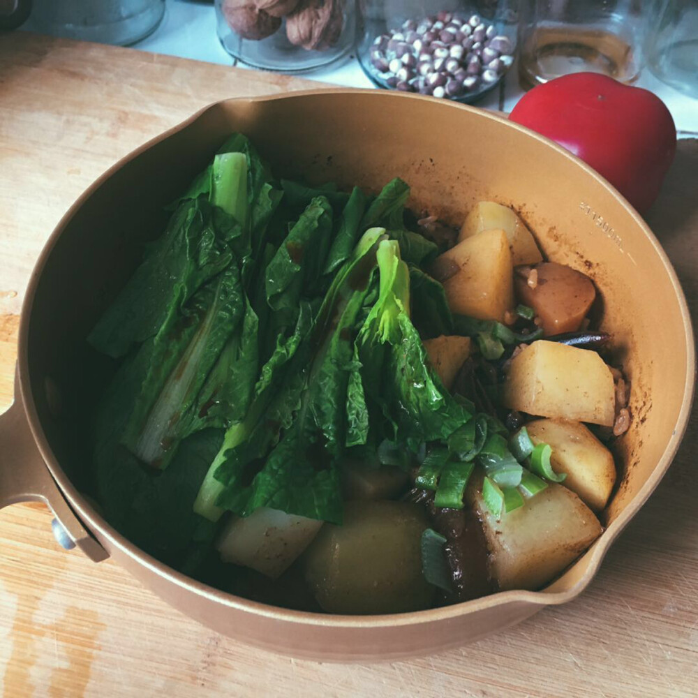 第一次用雪平锅做焖饭，最后铺的是芥蓝叶子，水灵青翠。