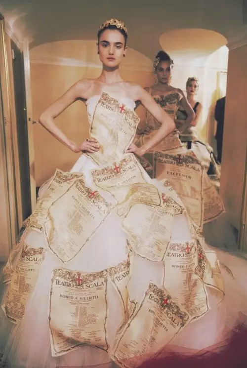 杜嘉班纳 (Dolce&Gabbana) Alta Moda 2015春夏高级定制秀在米兰La Scala歌剧院门厅内神秘上演，从芭蕾舞剧中获取灵感来源。“我爱舞蹈！”设计师 Stefano Gabbana在秀后开玩笑说着。“但我更倾慕歌剧，也爱芭蕾舞的美态”。于是一场华美的宫廷芭蕾盛大上演。在柴可夫斯基和法国作曲家比才的背景音乐中，宫廷刺绣亮片装饰的华服披风美到词穷，甚至芭蕾名伶佩戴的发簪配饰也由彩宝和纯金共铸而成。