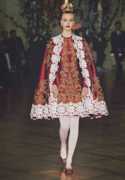 杜嘉班纳 (Dolce&Gabbana) Alta Moda 2015春夏高级定制秀在米兰La Scala歌剧院门厅内神秘上演，从芭蕾舞剧中获取灵感来源。“我爱舞蹈！”设计师 Stefano Gabbana在秀后开玩笑说着。“但我更倾慕歌剧，也爱芭蕾舞的…