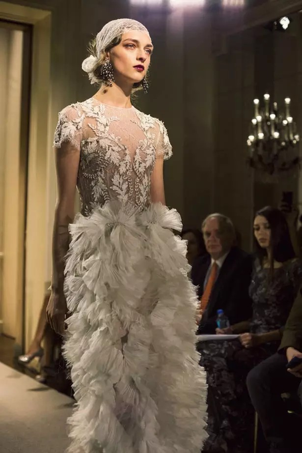 Marchesa2015纽约时装周秋冬女装秀华像是一场复古上流社会的名媛party，个个都华丽大胆、恣意风情，像20年代巴黎的名贵水粉，也像美国“爵士时代”漫天的纸醉金迷；像戏梦人生的巴黎交际花，也像菲茨杰拉德笔下的“盖茨比”女郎。流苏的裙摆窸窣摆动起来，裸露的肌肤闪亮起来，周身的羽毛飞舞起来，媚态饱满的眉眼拋起来。Flapper女郎们又仙又接地气儿，明天再说明天的！狐步舞立刻跳起来——欲望，你好；沉闷，再见！