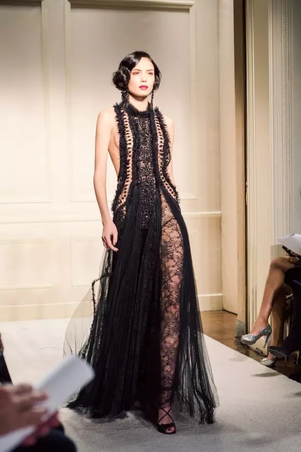 Marchesa2015纽约时装周秋冬女装秀华像是一场复古上流社会的名媛party，个个都华丽大胆、恣意风情，像20年代巴黎的名贵水粉，也像美国“爵士时代”漫天的纸醉金迷；像戏梦人生的巴黎交际花，也像菲茨杰拉德笔下的“盖茨比”女郎。流苏的裙摆窸窣摆动起来，裸露的肌肤闪亮起来，周身的羽毛飞舞起来，媚态饱满的眉眼拋起来。Flapper女郎们又仙又接地气儿，明天再说明天的！狐步舞立刻跳起来——欲望，你好；沉闷，再见！