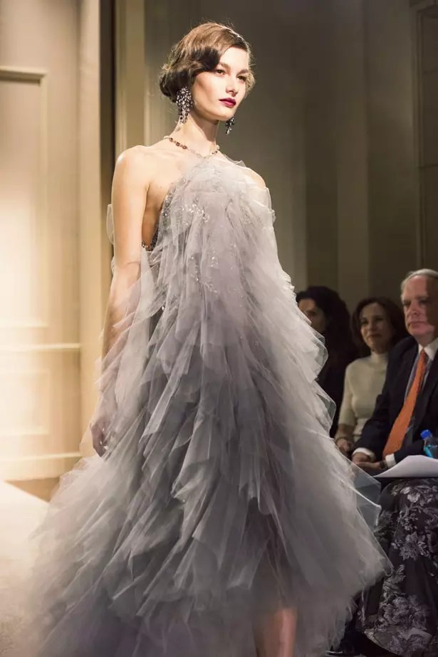 Marchesa2015纽约时装周秋冬女装秀华像是一场复古上流社会的名媛party，个个都华丽大胆、恣意风情，像20年代巴黎的名贵水粉，也像美国“爵士时代”漫天的纸醉金迷；像戏梦人生的巴黎交际花，也像菲茨杰拉德笔下的“盖茨比”女郎。流苏的裙摆窸窣摆动起来，裸露的肌肤闪亮起来，周身的羽毛飞舞起来，媚态饱满的眉眼拋起来。Flapper女郎们又仙又接地气儿，明天再说明天的！狐步舞立刻跳起来——欲望，你好；沉闷，再见！