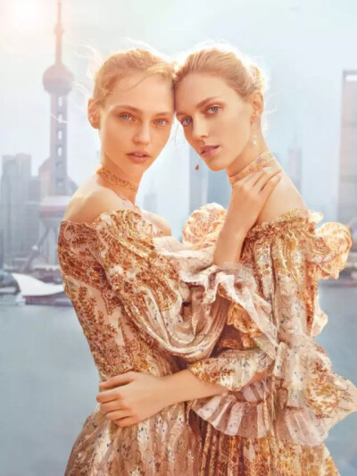 由摄影师陈漫掌镜，Anja Rubik & Sasha Pivovarova两大超模演绎《Vogue服饰与美容》二月刊。相比以往的浓墨重彩，漫姐这次的风格还多了些恬淡自然。镜头下的安公子依然帅气洒脱，莎兔也还是灵性十足