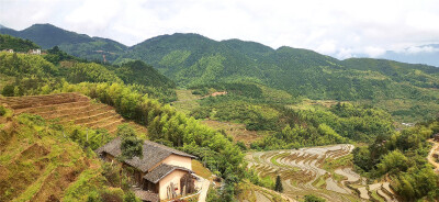 初夏时节，万物峥嵘。位于江西省吉安市遂川县左安镇的桃源梯田风景如画，吸引了许多游客前来观赏游玩。桃源梯田主要以农业梯田景观为主体，融客家民族风情为一体。桃源梯田层层叠叠，高低错落，大小不一，其线条行云…