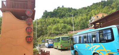 初夏时节，万物峥嵘。位于江西省吉安市遂川县左安镇的桃源梯田风景如画，吸引了许多游客前来观赏游玩。桃源梯田主要以农业梯田景观为主体，融客家民族风情为一体。桃源梯田层层叠叠，高低错落，大小不一，其线条行云…