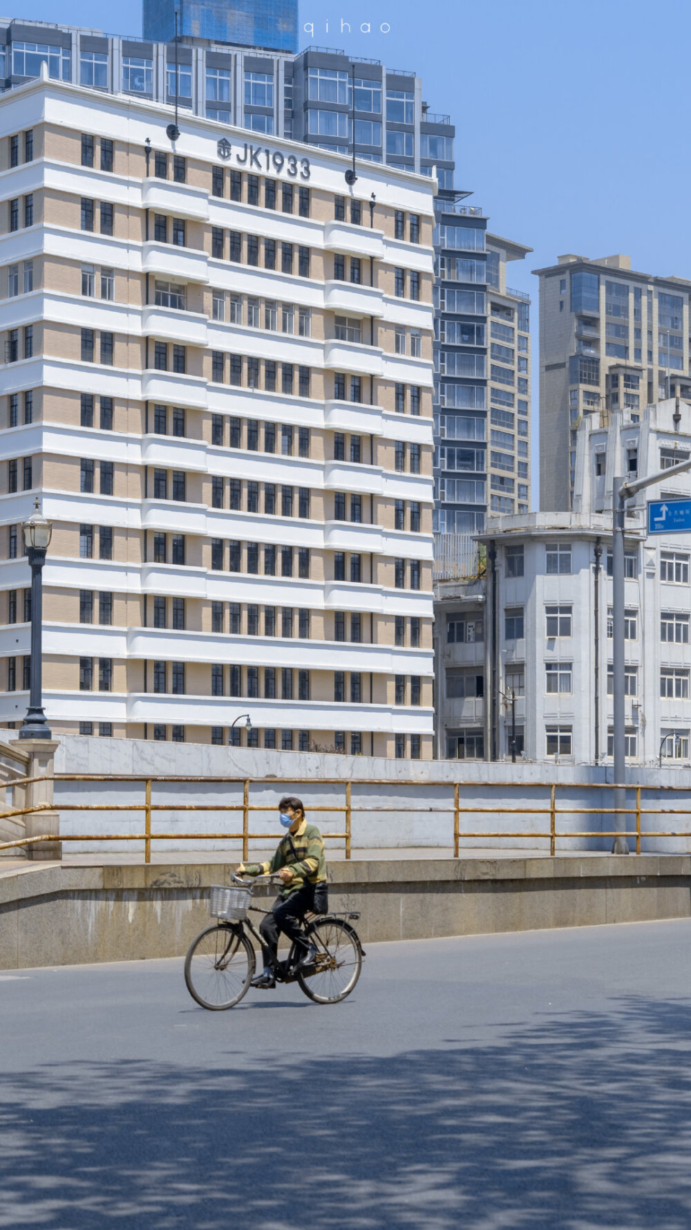 蓝色_上海_清新城市风景壁纸
来源微博摄影师@七号--