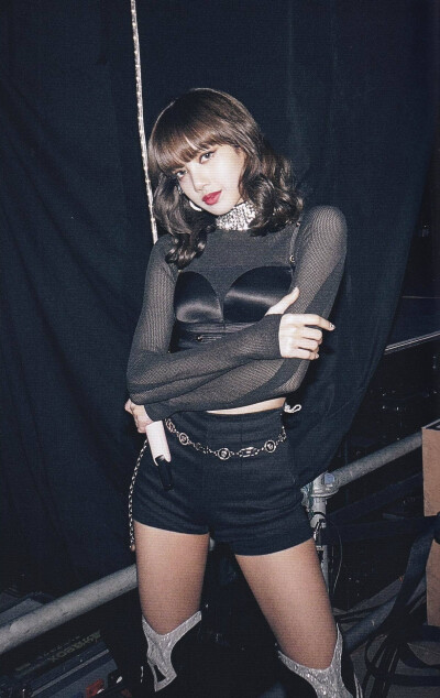 BLACKPINK Lisa 日本巡回图册高清扫图 图源blackpink吧