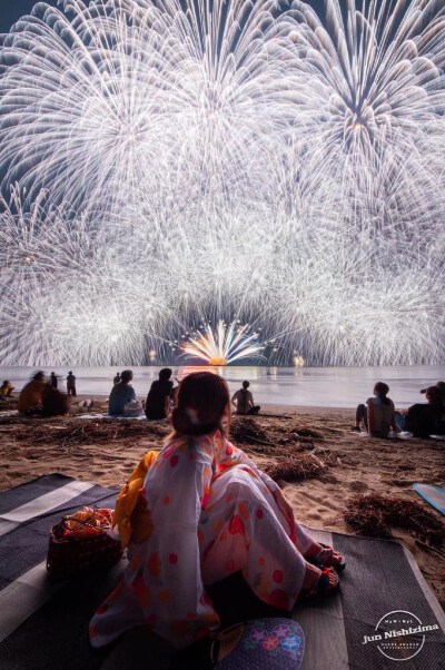 日语里「夏天结束了」其实和「今晚月色真美」一样，是有隐晦暗示的。代表着某天突然感知到河岸的风带来凉意，爱慕的心绪不了了之，没牵到的手，未送出的信，青春潦草收场后关上了门。就像睡了漫长的午觉醒来，穿衣洗…