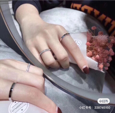 今天和男票520的情侣戒指到啦～选的ck
因为国内没有店 只有专柜 就在靠谱的朋友那入的
超级好康 绝美 最开始喜欢那句广告语
经历了这么多，我最爱的还是你
到手太美了，光线下真的是像星河一样
印证了那句广告语 你…