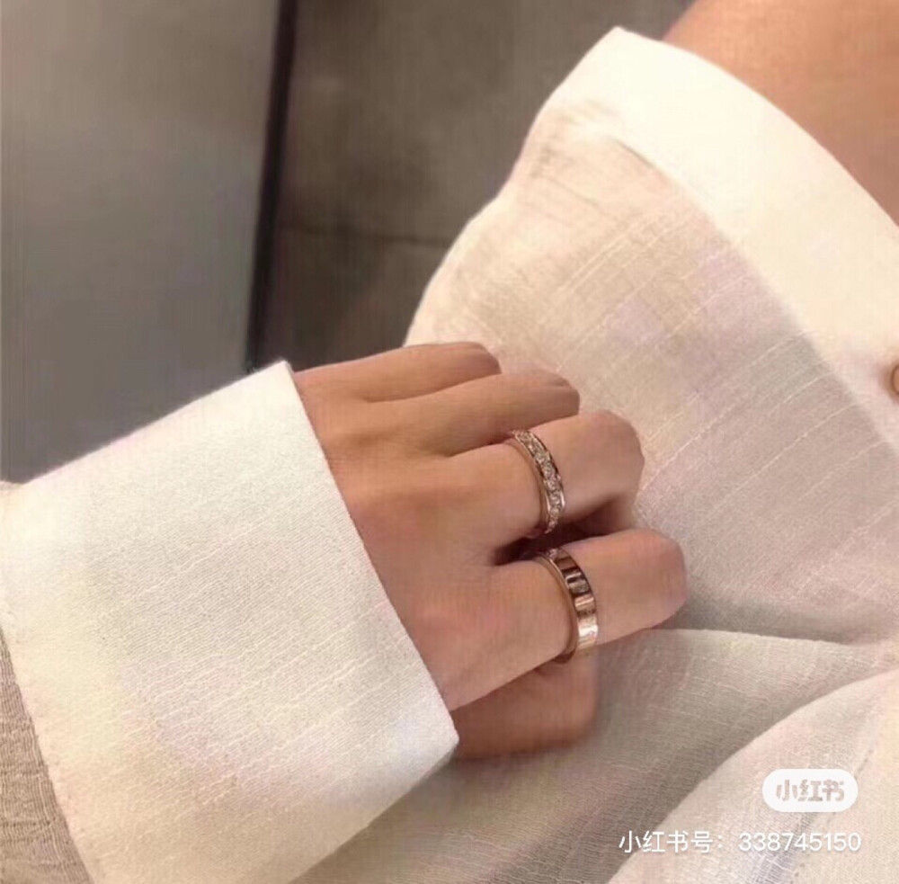 今天和男票520的情侣戒指到啦～选的ck
因为国内没有店 只有专柜 就在靠谱的朋友那入的
超级好康 绝美 最开始喜欢那句广告语
经历了这么多，我最爱的还是你
到手太美了，光线下真的是像星河一样
印证了那句广告语 你与星河同样浪漫
带出去洋气又大气，很有质感，
给小姐妹发了照片好多人问我要链接
哈哈哈哈哈真的绝美
姐妹们可以闭眼入
