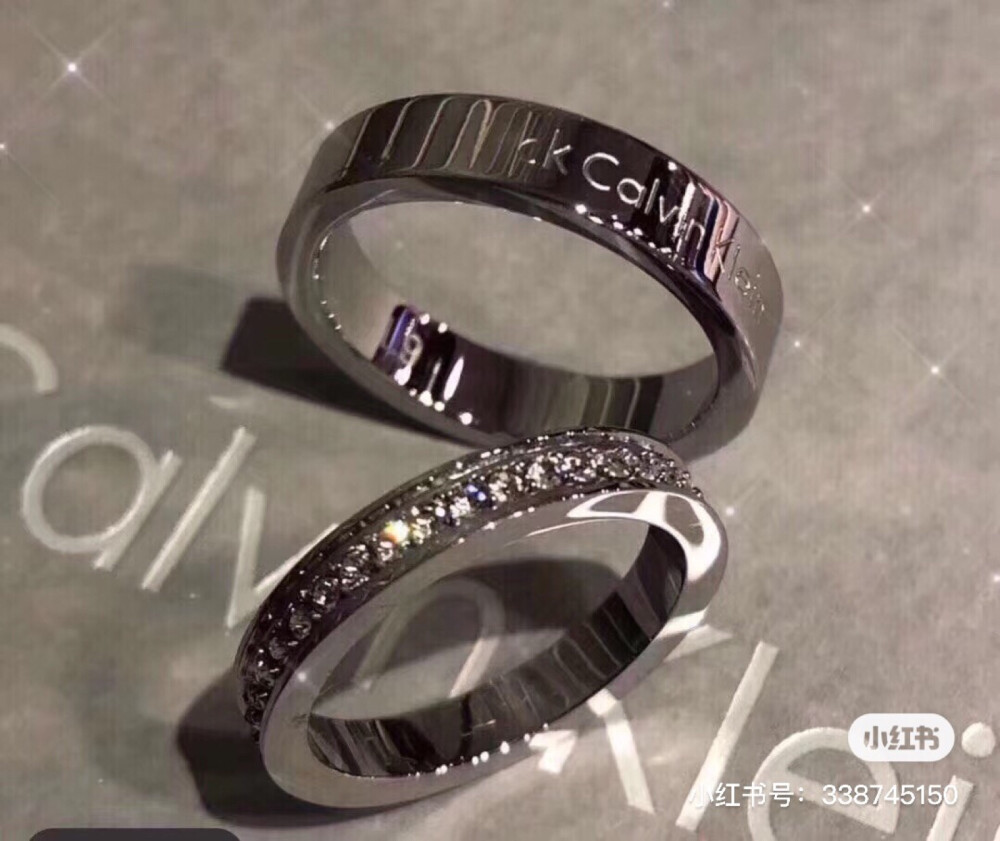 今天和男票520的情侣戒指到啦～选的ck
因为国内没有店 只有专柜 就在靠谱的朋友那入的
超级好康 绝美 最开始喜欢那句广告语
经历了这么多，我最爱的还是你
到手太美了，光线下真的是像星河一样
印证了那句广告语 你与星河同样浪漫
带出去洋气又大气，很有质感，
给小姐妹发了照片好多人问我要链接
哈哈哈哈哈真的绝美
姐妹们可以闭眼入
