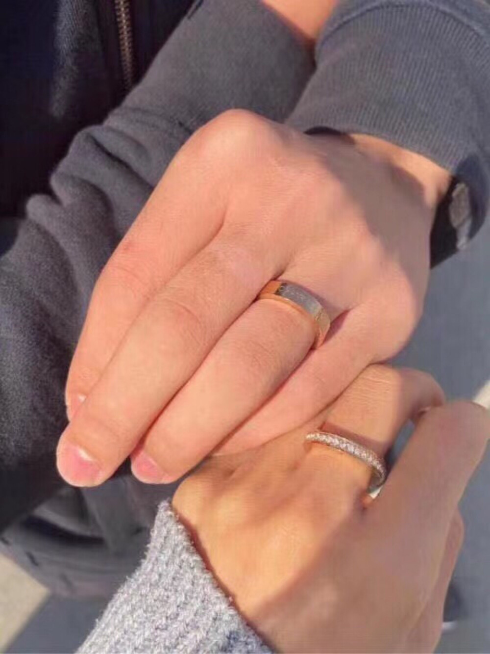 今天和男票520的情侣戒指到啦～选的ck
因为国内没有店 只有专柜 就在靠谱的朋友那入的
超级好康 绝美 最开始喜欢那句广告语
经历了这么多，我最爱的还是你
到手太美了，光线下真的是像星河一样
印证了那句广告语 你与星河同样浪漫
带出去洋气又大气，很有质感，
给小姐妹发了照片好多人问我要链接
哈哈哈哈哈真的绝美
姐妹们可以闭眼入
