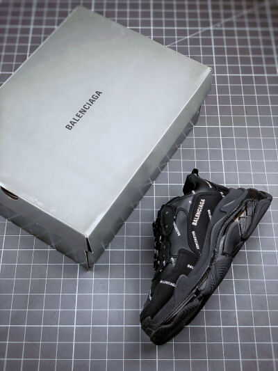 Balenciaga Triple S 黑弹幕
巴黎世家 