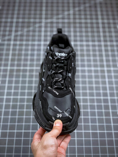 Balenciaga Triple S 黑弹幕
巴黎世家 