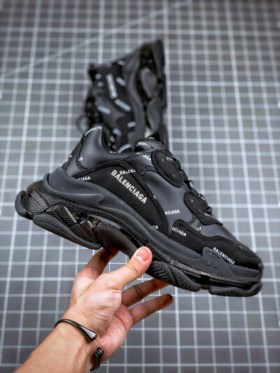 Balenciaga Triple S 黑弹幕
巴黎世家 