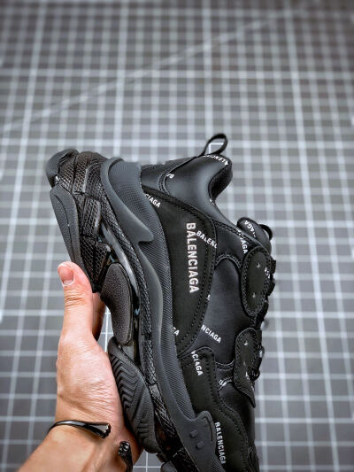 Balenciaga Triple S 黑弹幕
巴黎世家 