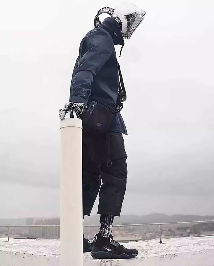 贵到没朋友的机能风服饰，这就是你2019年的穿衣指南_Island : 从设计上更强调功能性和防护性，甚至吸取了赛博朋克电影和游戏中充满工业味道、未来主义的元素（军工装、多口袋、蒙面侠、机器人，或电子、太空元素），这也是大家对机能风的最初印象。 很多人以为买Stone…