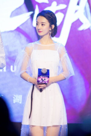 丽颖好美呜呜呜，图源来自微博@FashionWear