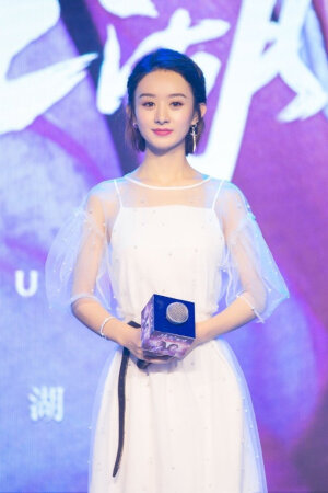 丽颖好美呜呜呜，图源来自微博@FashionWear