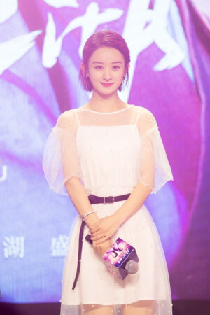 丽颖好美呜呜呜，图源来自微博@FashionWear