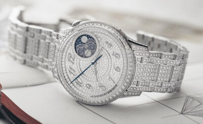 Vacheron Constantin 刚刚推出 Égérie 女表系列的新一枚作品——「Égérie Moon Phase Jewellery」，表壳、表盘至表链都经过华丽的钻石镶饰，整枚腕表共镶嵌超过1300颗钻石，闪耀的火彩与幽蓝色月相盘相辉映，风格精…