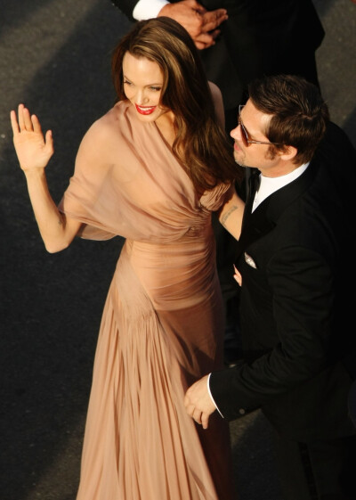 Angelina Jolie & Brad Pitt
"Inglourious Basterds" Premiere during the 62nd International Cannes Film Festival, 5/20/2009
[weibo@-slyvieCX-]