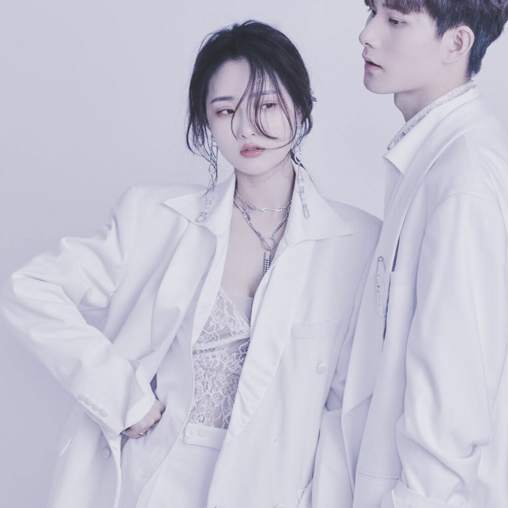 她说，彼岸无殇，一花一叶一年华，来世不见