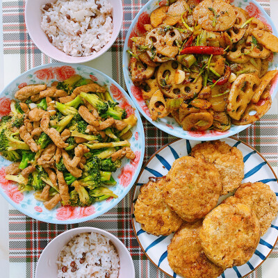 (西蓝花炒肉＋干锅藕片土豆片＋鸡蛋牛肉饼＋红豆饭)下厨房app:小小橙王