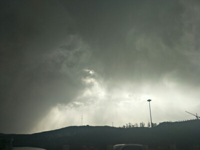 眼前下雨了身后天晴了