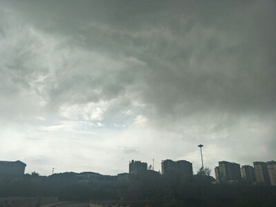 眼前下雨了身后天晴了