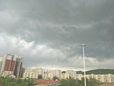 眼前下雨了身后天晴了